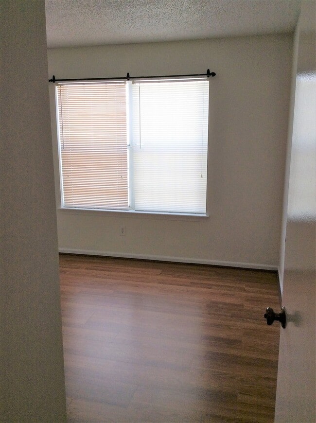 Building Photo - Two-Bedroom Condo in the Beach Borough!