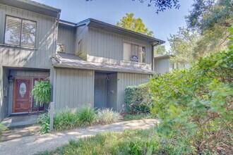 Building Photo - 2 Bedroom, 2.5 Bath Townhome with Easy Acc...