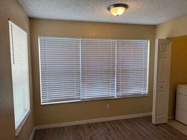 Building Photo - Large one bedroom condominium