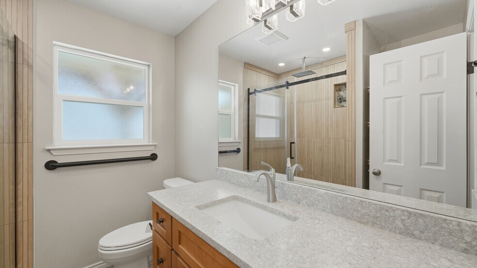 Building Photo - 1409 Highland Dr