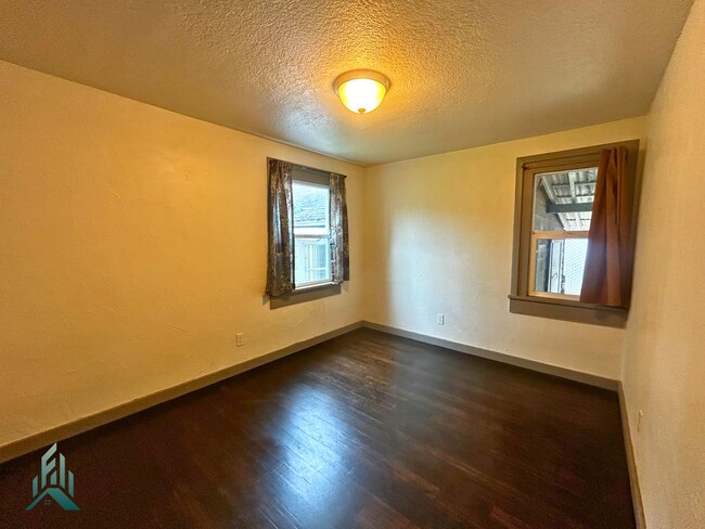 Building Photo - 244 5th St