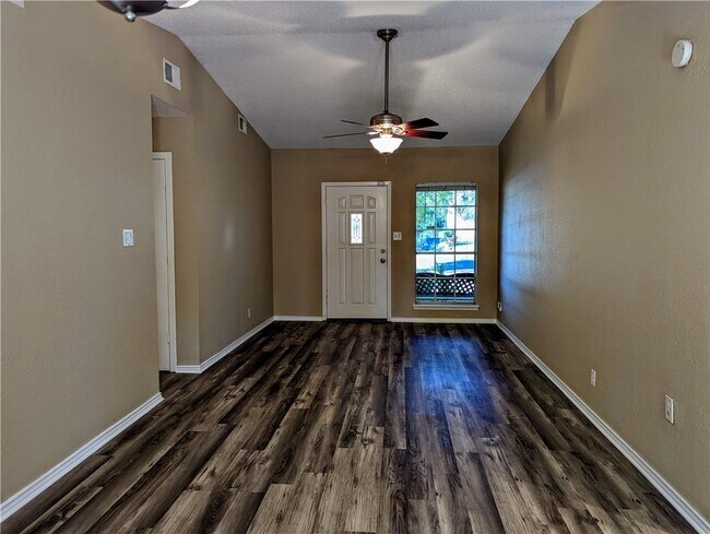 Building Photo - 812 Hill Wood Dr