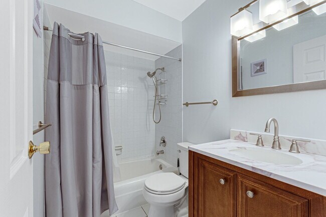 Building Photo - 9446 Bay Colony Dr