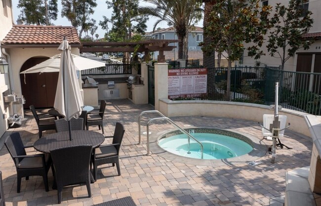 Building Photo - Newer Built Townhome with Solar in Gated Community! Pet-Friendly!