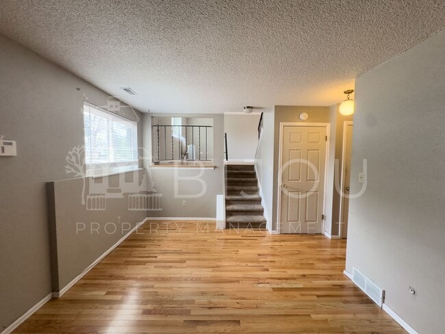 Building Photo - Conveniently Located Tri-Level