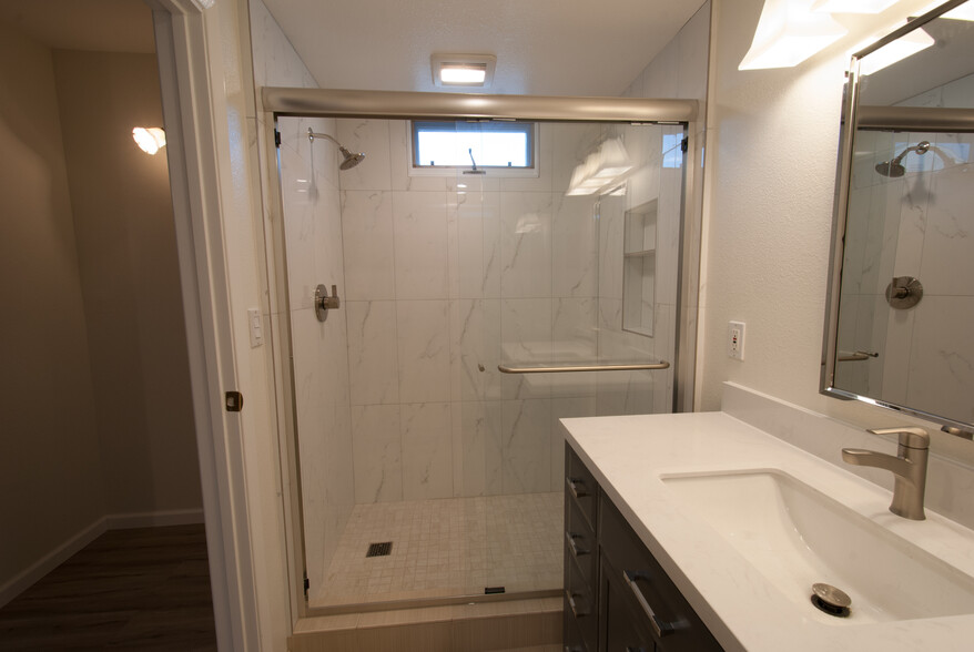 Master bath - 2455 W 233rd St