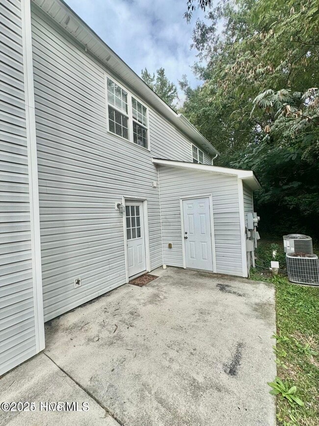 Building Photo - 319 Bracken Pl
