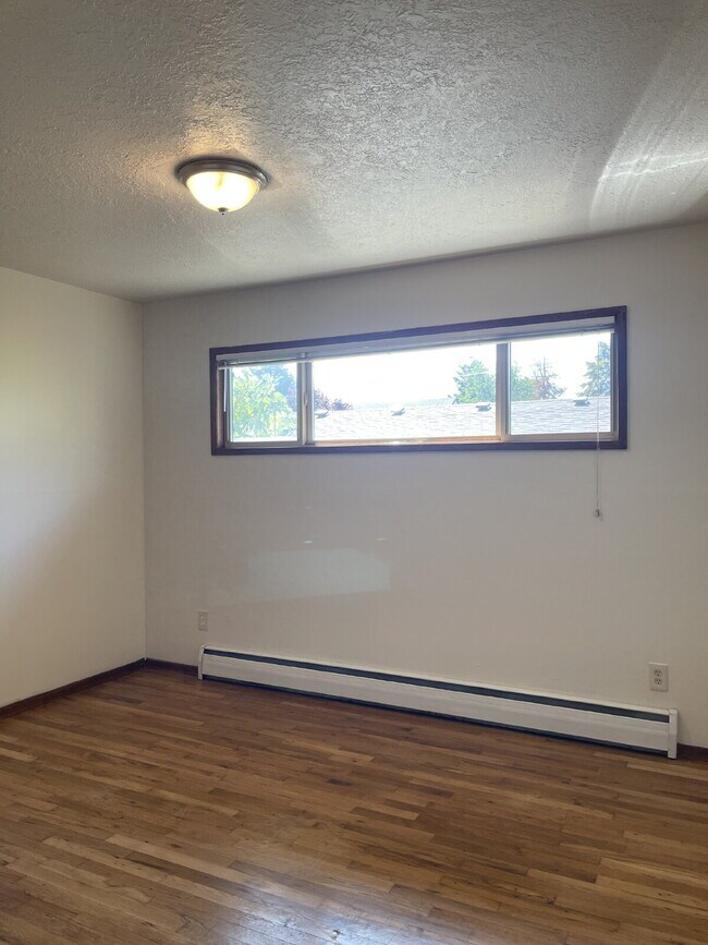 Building Photo - 2 Bedroom / 1 Bathroom Ground-Floor Apartment on SE Gladstone