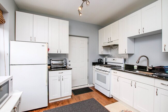 Building Photo - 1626 W Farwell Ave