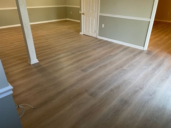 Building Photo - Updated and immaculate 4 bed/3.5 bath colo...