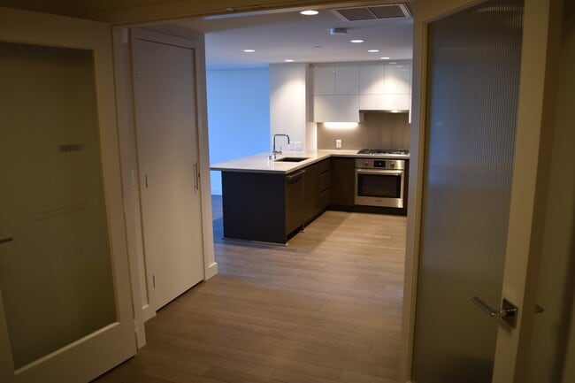Building Photo - Spacious Luxury One Bedroom - Insignia