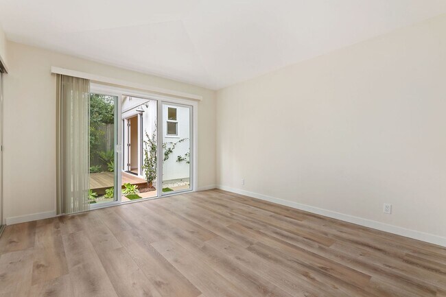 Building Photo - Welcome to this charming 2-bedroom, 1.5-ba...