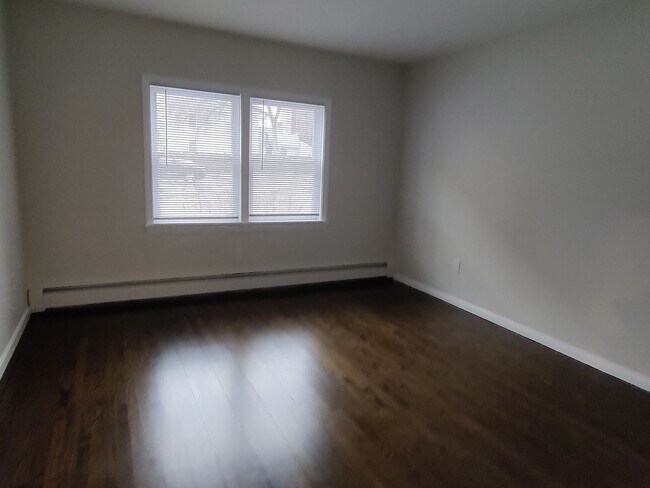 Building Photo - Coolidge Corner Area of Brookline. In-Unit Washer and Dryer, Heat, Hot Water Included, Bonus Room