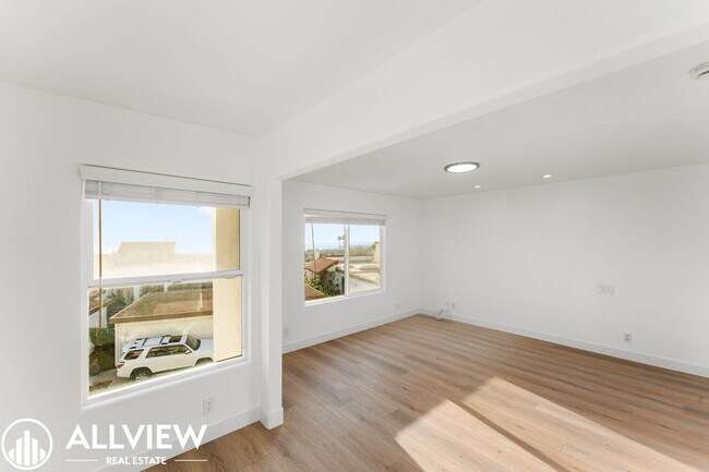 Building Photo - OCEAN VIEWS! Renovated 2 Bed, 2.5 Bath Townhome in San Clemente!