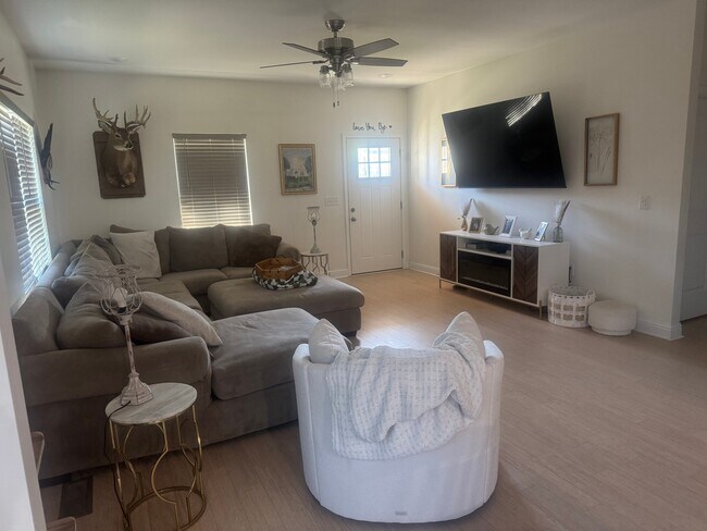 Building Photo - 402 Coahulla Creek Dr