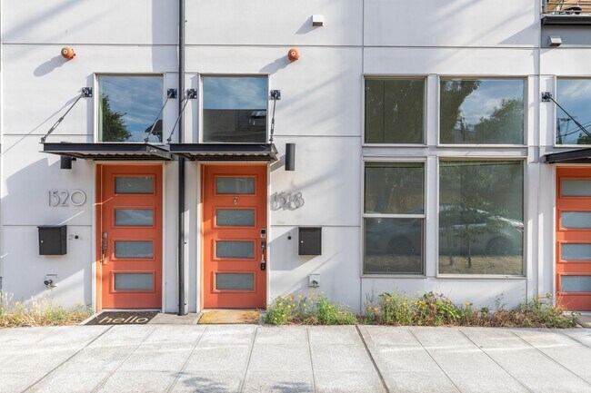 Building Photo - Stylish 3 BR/ 2/5 BA townhouse in Seattle