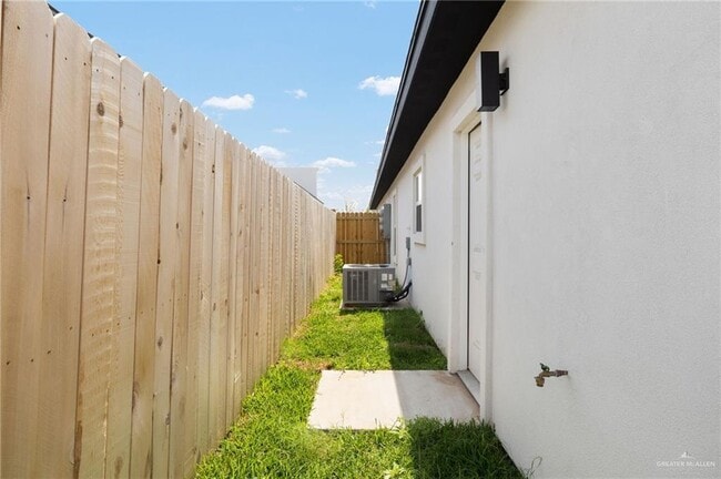 Building Photo - 21 Selena St