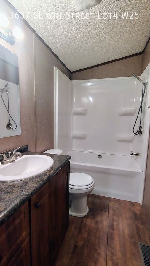 Building Photo - 3637 SE 6th St