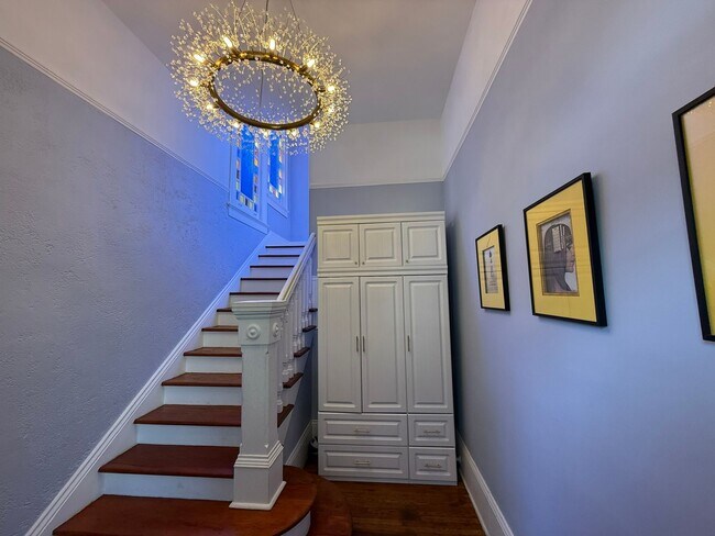 Building Photo - Spacious 4bed/ 3bath home located in the heart of Uptown - Partially furnished ***