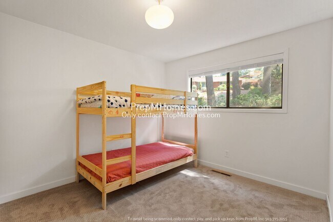 Building Photo - Mid-Century Modern Three Bedroom in Happy Valley!