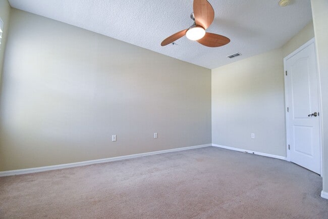 Building Photo - Beautiful 3 Bedroom 2.5 Bath 2 Story Key W...