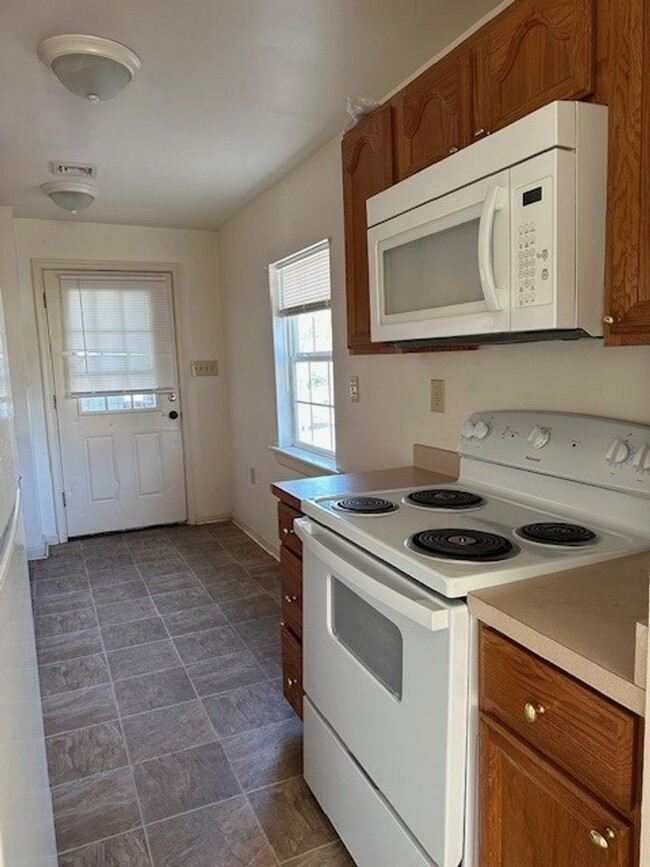 Building Photo - Welcome to this 1st Floor 1 Bedroom 1 Bath...