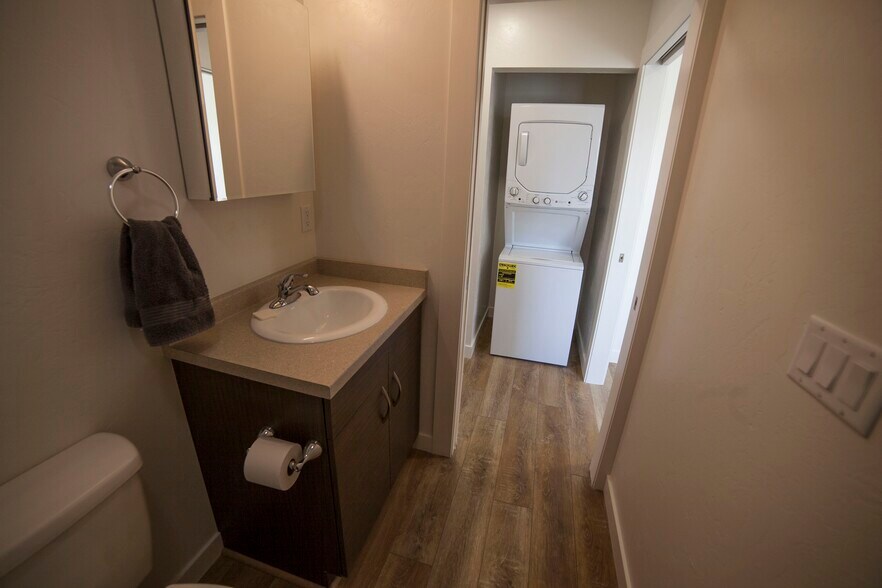 Building Photo - 308 S Ute Ave