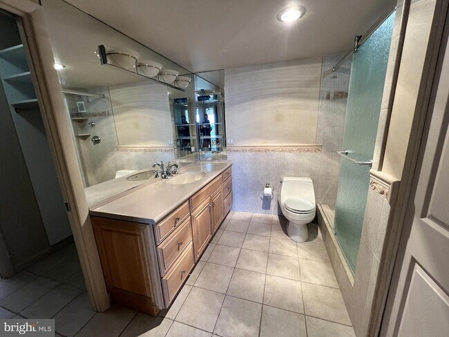 Building Photo - 200 Locust St