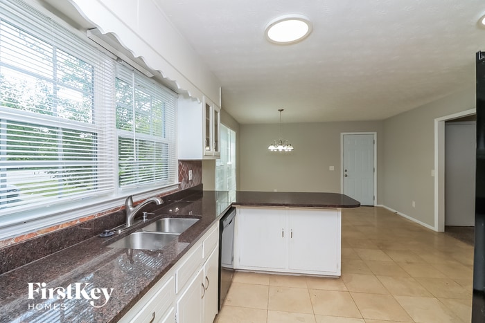 Building Photo - 3975 Sandy Plains Rd