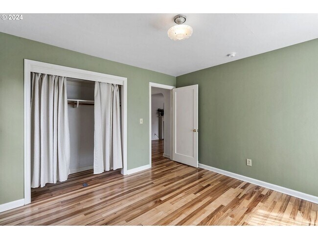 Building Photo - 2 Bedroom Duplex Near UO Campus