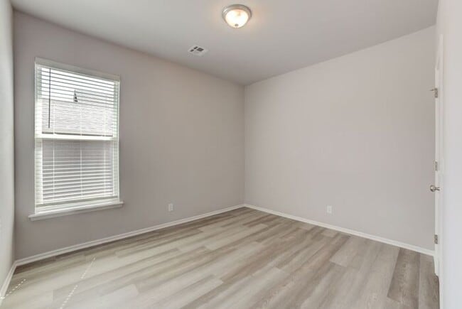 Building Photo - Need More Space? This 4/2.5/2 Has It!