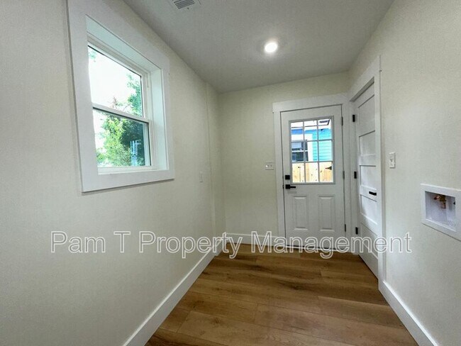 Building Photo - 618 E Waldburg St