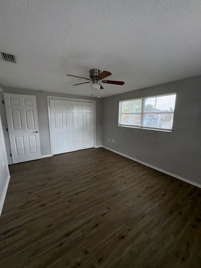 Building Photo - This cozy 2 bedroom 1 bath home in Holiday!