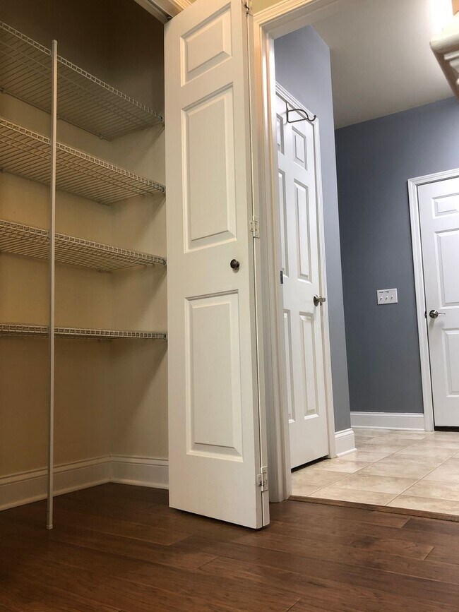 Building Photo - Stunning 3 bedroom, 2 1/2 bath 2 story home