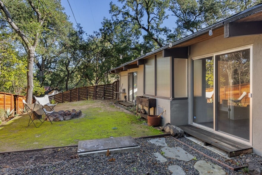 Building Photo - Updated Mid-Century Home in Picturesque Woodland Hills