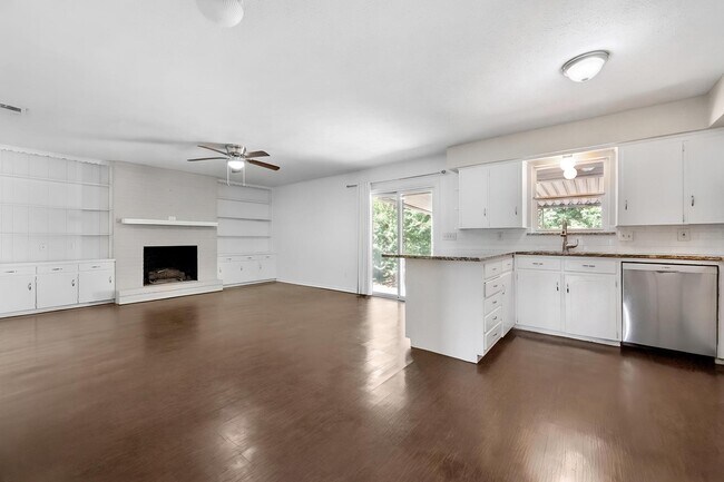 Building Photo - 8351 Lullwater Dr
