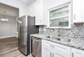 Building Photo - 8930 Easthaven Blvd