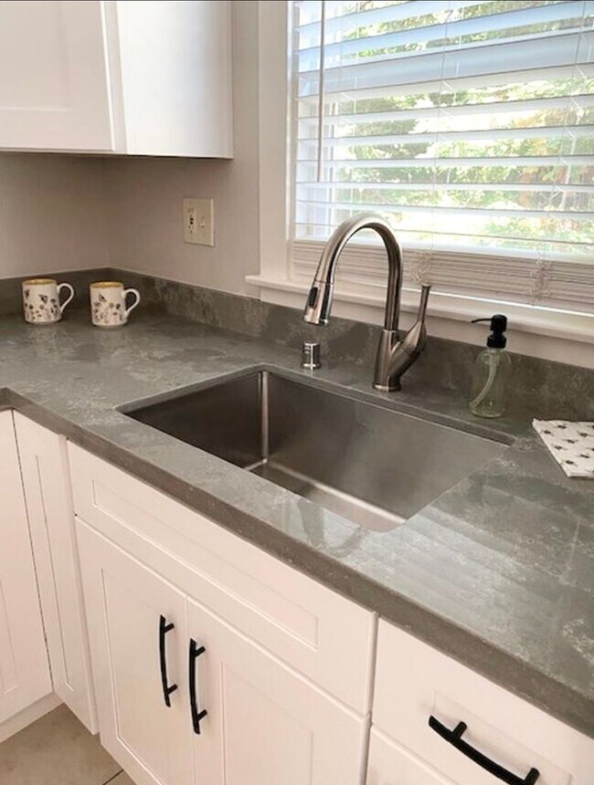 Building Photo - Darling Remodeled One Bedroom Cottage for Rent in Old Roseville