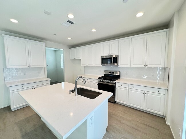 Building Photo - Newly built 5 + 3 With Solar! $4000/Month