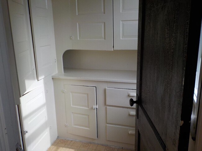 Building Photo - 7/1/26 Bright and Spacious Apartment Close...