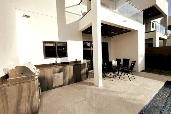 Building Photo - 549 NE 14th Ave