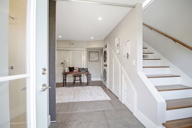 Building Photo - 28-B Charlotte Street- Amazing One Bedroom/Two Bathroom Freestanding Home