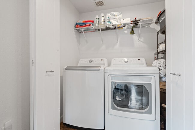 Building Photo - 4817 N Vassault Dr