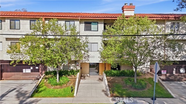 Building Photo - 9960 Owensmouth Ave