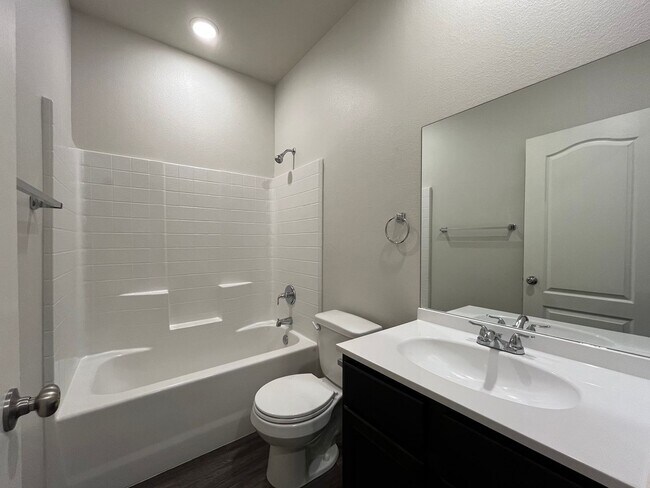 Building Photo - 917 Martin St