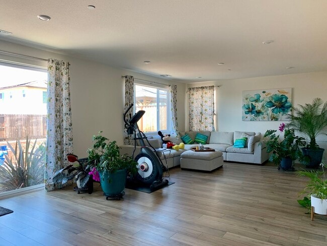 Building Photo - 4 Bedroom Home in Hollister with 3 Full Bathrooms and Central A/C