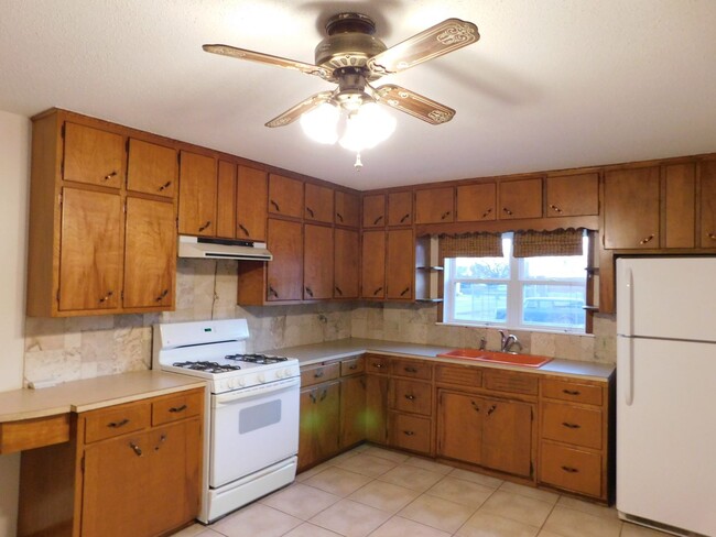 Building Photo - Great 2 bedroom/1 bath home with 2 car gar...