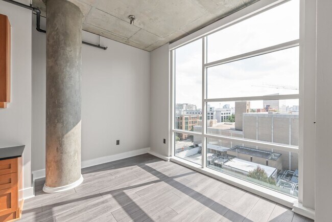 Building Photo - Stylish Uptown 2BD Condo with Balcony, Par...