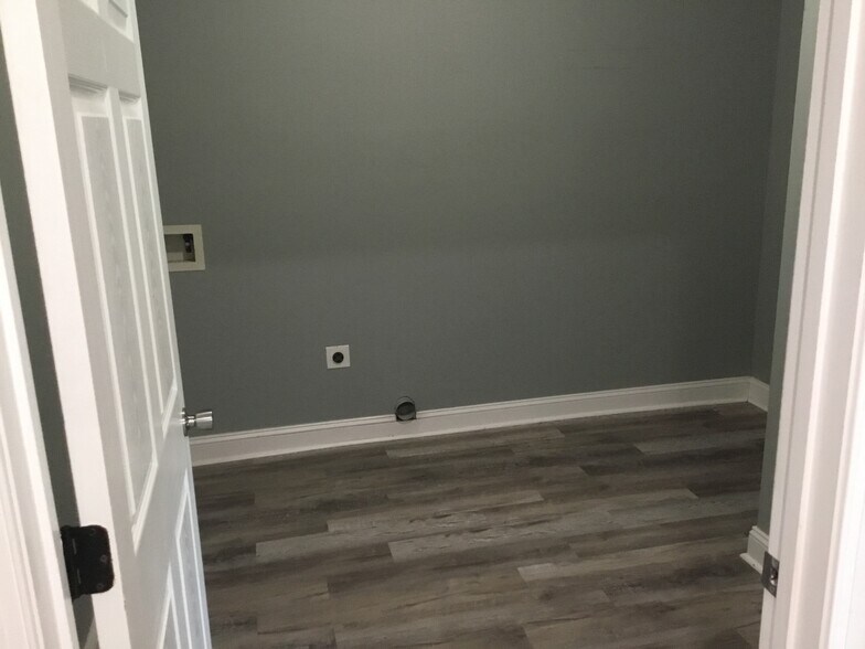 Building Photo - 3880 Tommy Dr