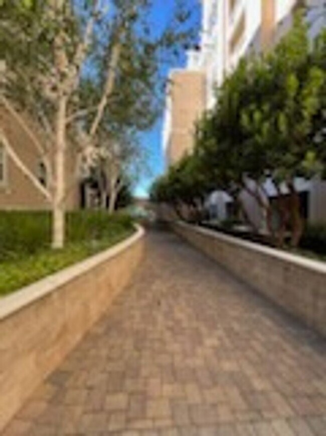 Building Photo - Epic REA - Great 1 BR/1 BA Condo w/Parking...